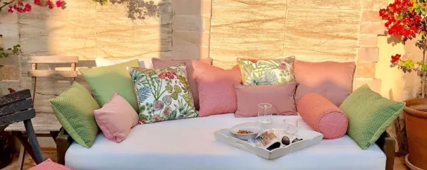 Svežina pastelov med kamni, HOCK, HOCK.