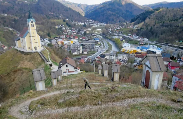 Idrija, zgrajena na radioaktivnih žgalnih ostankih  po 500-letnem 
rudarjenju, za razliko od občin v okolju radioaktivnih objektov 
nima možnosti za okoljsko rento.