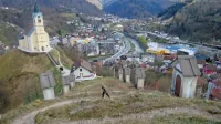 Idrija, zgrajena na radioaktivnih žgalnih ostankih  po 500-letnem 
rudarjenju, za razliko od občin v okolju radioaktivnih objektov 
nima možnosti za okoljsko rento.