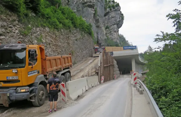 Galerija v Zali je skoraj končana, kritične  državne ceste v občini 
Idrija pa   potrebujejo še precej več naložb.