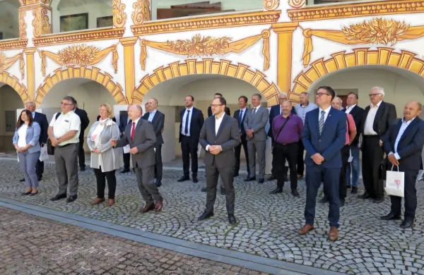 Vsi - prizadeti ob slabo pretočni  IV. cestni osi in odgovorni za 
državne ceste - so  za višja vlaganja v razvojno os,  o predlogu 
razpisa infrastrukturnih obveznic pa se niso izrekali.