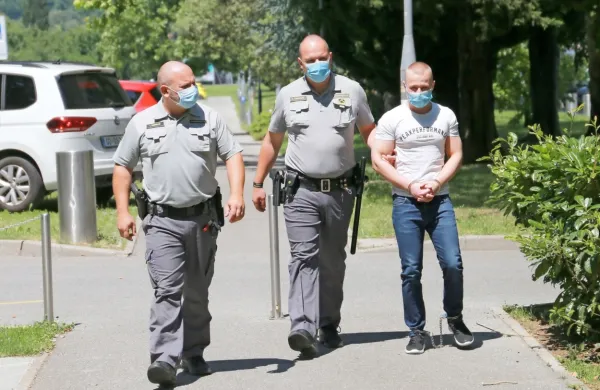 



Šved Alexander Brecelj (desno) je v priporu od septembra lani, 
preostanek kazni pa bo lahko odsedel tudi v domovini.
