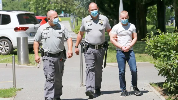 



Šved Alexander Brecelj (desno) je v priporu od septembra lani, 
preostanek kazni pa bo lahko odsedel tudi v domovini.