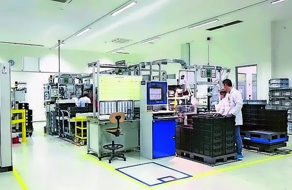 Zaposleni v šempetrskem podjetju Mahle bodo do konca leta 
delali 16 ur manj na mesec.

