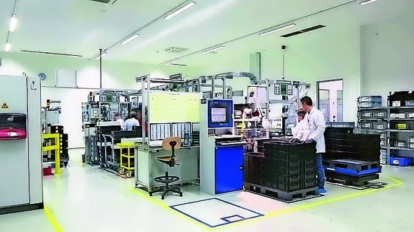 Zaposleni v šempetrskem podjetju Mahle bodo do konca leta 
delali 16 ur manj na mesec.

