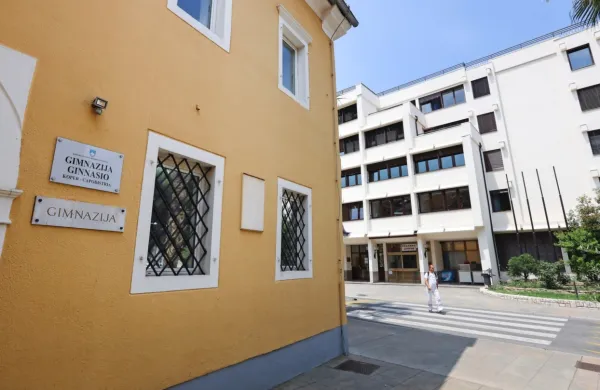 Okužena tuja dijaka Gimnazije Koper trenutno še bivata v izolaciji 
v koprskem dijaškem domu, v kratkem pa naj bi ju premestili v 
karanteno v drugo, temu namenjeno ustanovo.