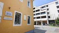 Okužena tuja dijaka Gimnazije Koper trenutno še bivata v izolaciji 
v koprskem dijaškem domu, v kratkem pa naj bi ju premestili v 
karanteno v drugo, temu namenjeno ustanovo.