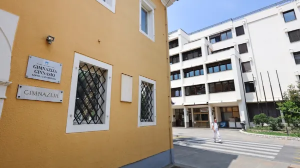 Okužena tuja dijaka Gimnazije Koper trenutno še bivata v izolaciji 
v koprskem dijaškem domu, v kratkem pa naj bi ju premestili v 
karanteno v drugo, temu namenjeno ustanovo.