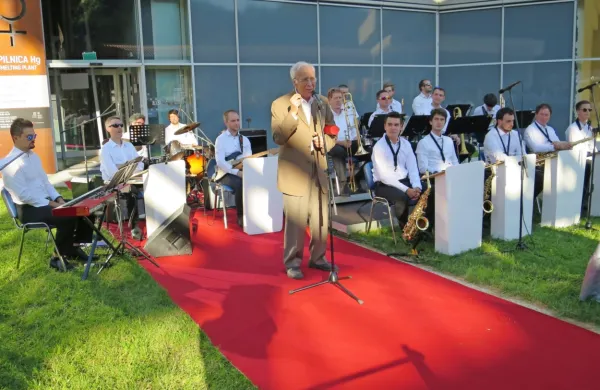 Častni občan primarij dr. Alfred Kobal pred plesnim orkestrom 
rudarjev, v katerem je nekdaj igral tudi sam in ga med letoma 1960 
in 1964 tudi vodil.
