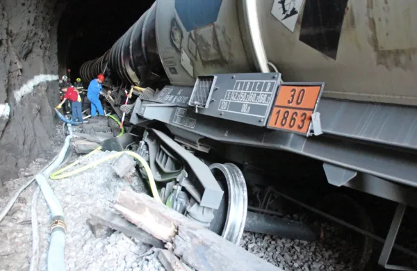 Pred letom dni je v  tla pod predorom Dola pri Hrastovljah stekel 
kerozin, a k sreči ni dosegel vodnega vira.     