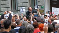   Dr. Boris A. Novak je v sredo na protestu pred predsedniško palačo 
prebral svojo novo pesem o ograjenem Trgu republike. 