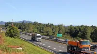 Nazadnje predlagani varianti trase avtoceste Postojna-Jelšanam 
se  na  avtocesto A1 priključujeta v bližini počivališča Studenec med 
naseljema Grobišče in Orehek.