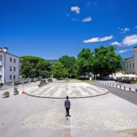Ponovno odprta meja: Trg Evrope brez ograje, a s polarizacijskim 
filtrom.