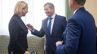 Medtem ko se je Angelika Mlinar, ki je bila le kratek čas ministrica 
za kohezijo, zaposlila v svojem podjetju na Dunaju, Karl Erjavec, 
bivši obrambni minister, še vedno dobiva nadomestilo.