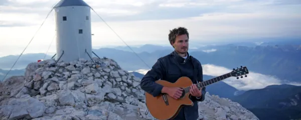  Gori Triglav je posvetil pesem, za katero so videospot posneli na 
poti do doma Planika. Tam so imeli večerni koncert, nato pa se kot 
ekipa s kitaro in bobnom povzpeli na vrh Triglava.