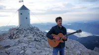  Gori Triglav je posvetil pesem, za katero so videospot posneli na 
poti do doma Planika. Tam so imeli večerni koncert, nato pa se kot 
ekipa s kitaro in bobnom povzpeli na vrh Triglava.