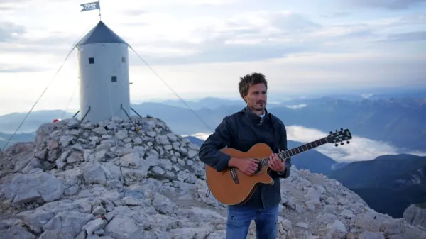  Gori Triglav je posvetil pesem, za katero so videospot posneli na 
poti do doma Planika. Tam so imeli večerni koncert, nato pa se kot 
ekipa s kitaro in bobnom povzpeli na vrh Triglava.
