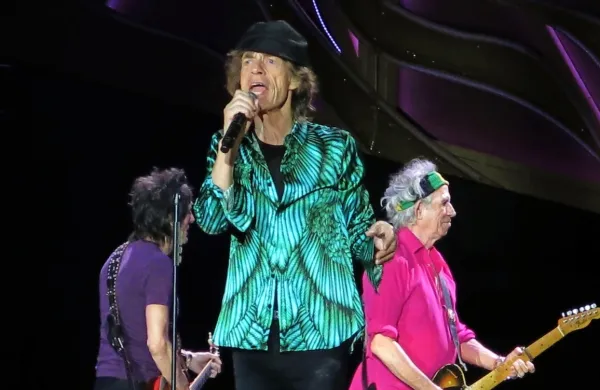 Po štirih letih neuspešnega opozarjanja imajo Rolling Stonesi zdaj 
očitno dovolj in so se odločili okrepiti pritisk, piše glasbena revija 
Rolling Stone.