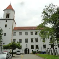 Lepo obnovljen Ormoški grad s starim stolpom je znan po tem, da ga je stoletja nazaj posedoval sam kralj Matjaž (Matija 
Korvin) in Prleki so ponosni nanj, čeprav spi daleč od Ormoža.