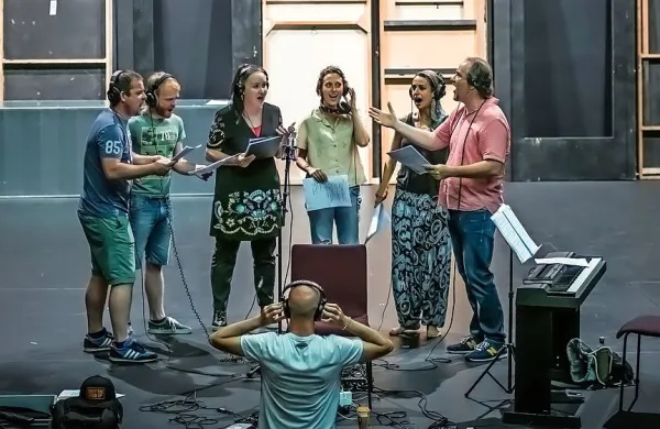  Pevci, igralci, plesalci in glasbeniki pripravljajo  festivalsko premiero   Stoletje mjuzikla. 