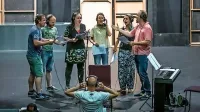  Pevci, igralci, plesalci in glasbeniki pripravljajo  festivalsko premiero   Stoletje mjuzikla. 