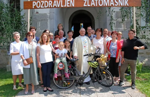 Antonu Ličanu so farani ob zlati maši podarili električno kolo, s 
katerim bo lažje opravljal svojo službo. 