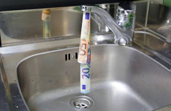 Na položnicah, ki jih bomo dobili prihodnji mesec,  nam bodo 
zaračunali dražjo vodo in vodarino, vodo bodo gospodinjstvom 
podražili za pet centov na kubični meter.  