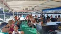 Na barki so označili 21 mest za posameznike, da je zagotovljena varnostna razdalja, ker pa so med potniki večinoma družine, jih sprejme 42.
