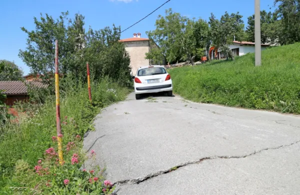 Cesta do zaselka Ljubljanšca je zaradi dodatnih poškodb  že 
nevarna. 