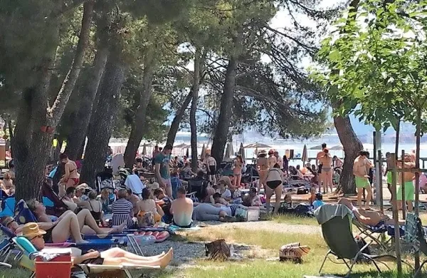 Obiskovalcev, ki so se za vikend gnetli ob morju (na fotografiji 
Ankaran), ni bilo mogoče prešteti. 