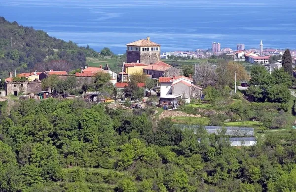  Takšen  panoramski pogled bo imel bodoči kupec obrambnega 
stolpa v zaledju Kopra. 