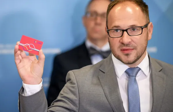 Minister za infrastrukturo Jernej Vrtovec napoveduje, da bodo 
vozovnico   nadgradili tudi z možnostjo uporabe prek mobilnega 
telefona.  