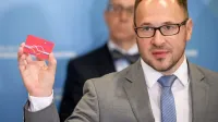 Minister za infrastrukturo Jernej Vrtovec napoveduje, da bodo 
vozovnico   nadgradili tudi z možnostjo uporabe prek mobilnega 
telefona.  