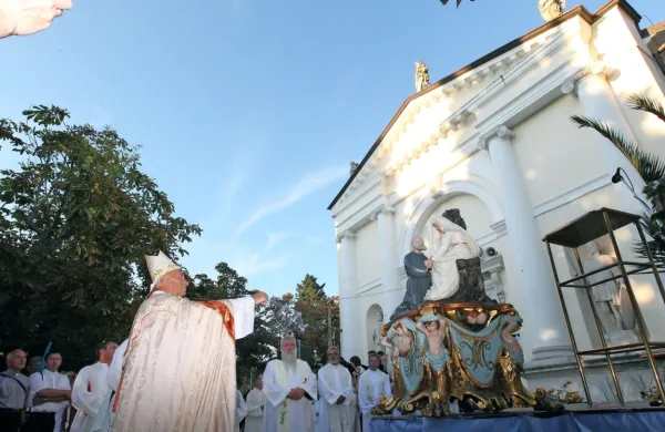 Maše na prostem se lahko udeleži  največ 500 vernikov.