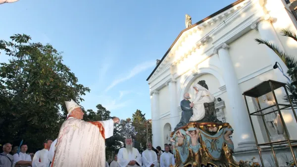 Maše na prostem se lahko udeleži  največ 500 vernikov.