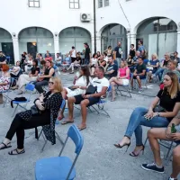 Dan D se ljudi dotaknejo tudi z razdalje