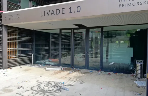 Stavba kaže klavrno podobo, čeprav je ob njenem odprtju takratni      
državni sekretar na ministrstvu za izobraževanje  Tomaž Boh 
kampusu zaželel, naj bo odličnost njegovo vodilo. 