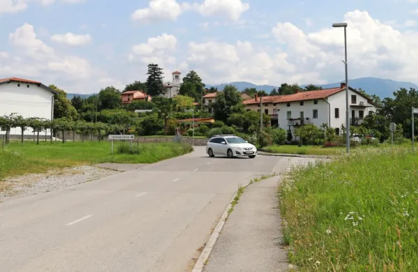 V Renčah imajo optiko do večine hiš, ta je tudi v delu Bukovice in 
Volčje Drage, na Vogrskem (na fotografiji) pa  še ni speljana.