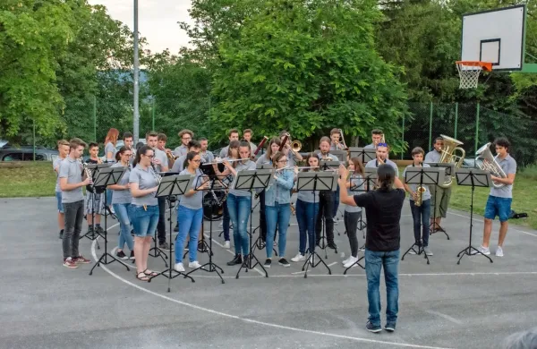 Komenski godbeniki so ob občinskem prazniku z manjšimi 
koncerti na prostem razveselili prebivalce treh vasi.