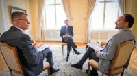 Urednika Primorskih novic in Primorskega dnevnika Antiša Korljan in Igor Devetak  (v ospredju z leve) med intervjujem s predsednikom  (v sredini).  