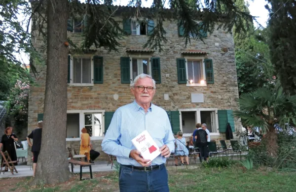 Slavko Pregl pred  portoroško hišo, kjer je v letih 1956-1980 živel Ciril Kosmač 