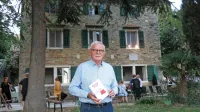 Slavko Pregl pred  portoroško hišo, kjer je v letih 1956-1980 živel Ciril Kosmač 