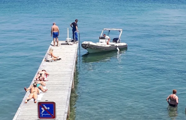 Pomol pod Belvederjem, potem ko so znova namestili opozorilno 
tablo, niso pa še zamenjali desk, poškodovanih med reševanjem 
dečkove noge. 