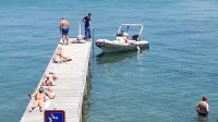 Pomol pod Belvederjem, potem ko so znova namestili opozorilno 
tablo, niso pa še zamenjali desk, poškodovanih med reševanjem 
dečkove noge. 