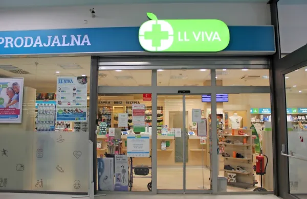 Nesojena postojnska enota Lekarne Ljubljana je že poldrugo leto zaprta, v istih prostorih  posluje LL Viva, a sodni spori še niso končani. 