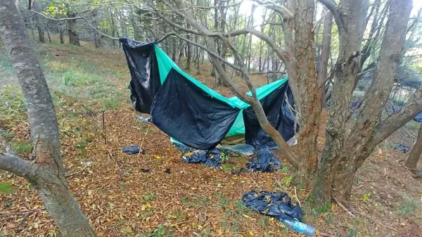 Tudi s čiščenjem odpadkov, ki ostajajo za ilegalnimi migranti, imajo občine stroške.