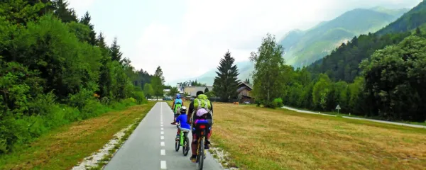 Pot od Mojstrane do Kranjske Gore je res varno kolesarsko okolje za vso družino.