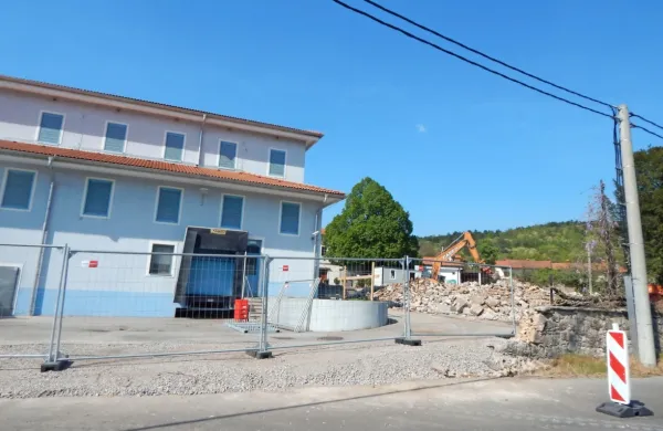 Desno od poslovne stavbe pršutarne v Lokvi so porušili  staro vilo, 
v kateri je  bila prva pršutarna na Krasu.  