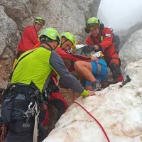 Večurno reševanje nemške planinke je potekalo v težkih vremenskih razmerah.