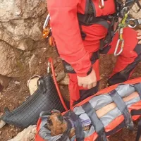 Nemki so po odstranitvi skale mobilizirali ukleščeno nogo in jo z 
vojaškim helikopterjem odpeljali v jeseniško bolnišnico.